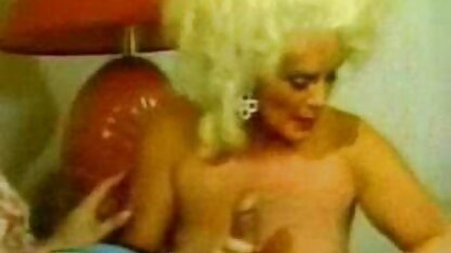 Rapariga loura a agradar-se no quarto de pornoqualidadehd hotel com o punho