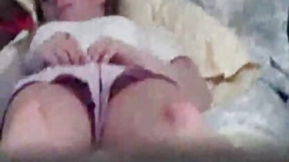 A jovem loira faz a limpeza e permite que seus amigos para fabiane thompson hd porn ver debaixo de sua saia