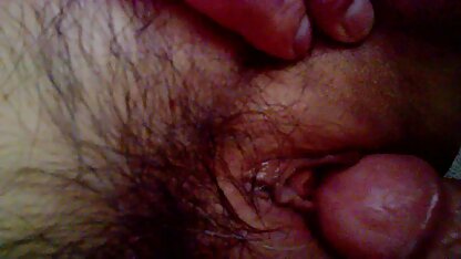 Empregada de Busty a inserir um vibrador no rabo e a chupar uma pila de video pornor hd borracha