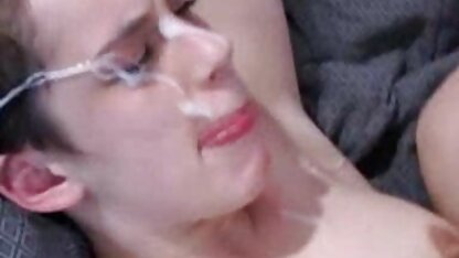 O dono da casa dá um os melhores porno em hd Pénis Grande na boca de uma empregada.