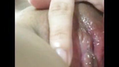 A mãe pega porno hd alta definição na garganta do broche no fim do sexo.