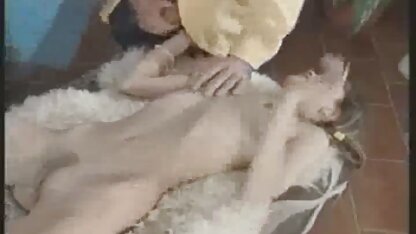 Lésbica nua em Patins e acaricia vagina num carro. imagens hd porno