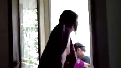 A atleta masturba-se no chão da sala. pornos hds