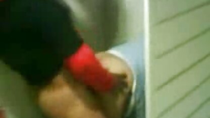 A mãe aquosa fica anal com vibrador no quarto. melhores videos de porno em hd