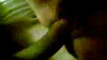 A namorada a cozinhar na vagina, no porno ao vivo em hd quintal, perto da piscina.