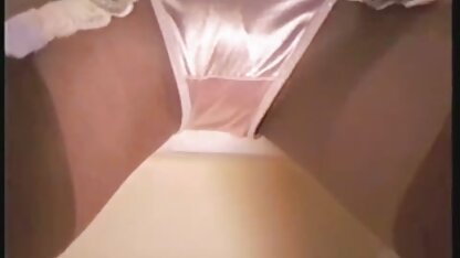 A mulher morena a provocar um parceiro porno torrent 4k e a fodê-la na cozinha.