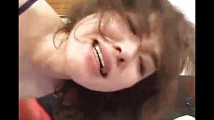 MILF chubby coloca grandes Mamas vídeos em hd pornô Naturais num roupão à frente da Câmara.