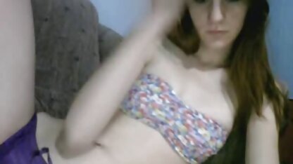 A jovem mulher fode o marido com cancro whatsapp porno hd em frente à webcam.