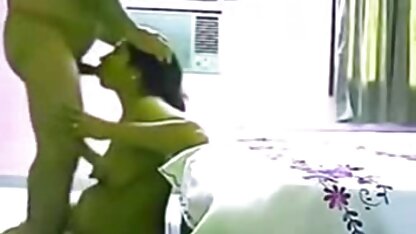 A pele videos porno em alta qualidade em meias vermelhas desenvolveu o rabo com gravidade e deixou a pila dentro dela.