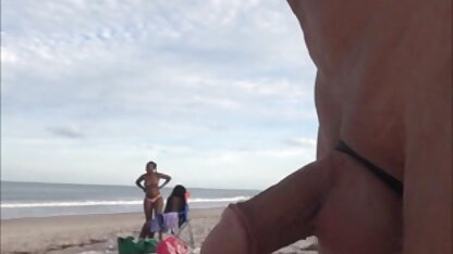 Mulher com roupa interior erótica, sobe porno indiano hd a rolha no porta-bagagens de um marido de pé.