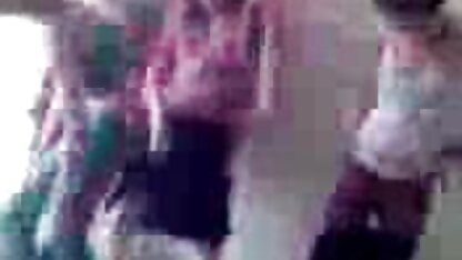 Linda morena a chupar pilas nas escadas. pornôem hd