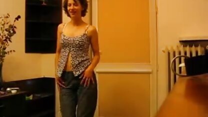 Um homem gosta de um broche de uma mãe gordinha de meias brancas no chão melhor site porno 4k do quarto.