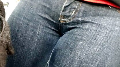 Uma mulher a lamber e a estimular o sexo anal sait porno hd do seu amante no sofá