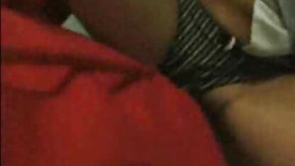 Uma mulher gorda com um grande leite lavava-se na casa de banho e acariciava-se. porno g hd