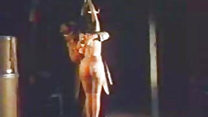 Uma rapariga magricela com um charlatão lambeu o pénis de forma arrogante e levou porno de alta definição - o para a vagina e para o buraco atrás do