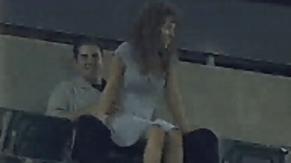 Modelo de porn hd lindas collants a mostrar os seios em frente ao fotógrafo